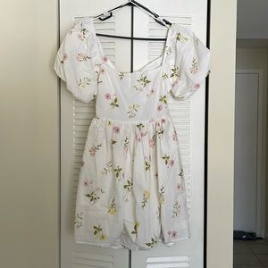 White Floral Francesca’s Puff-Sleeve Bow-Back mini Dress